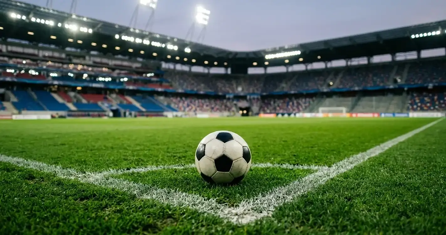 En fotboll på mittpunkten i en VM-arena inför avspark i slutspelet
