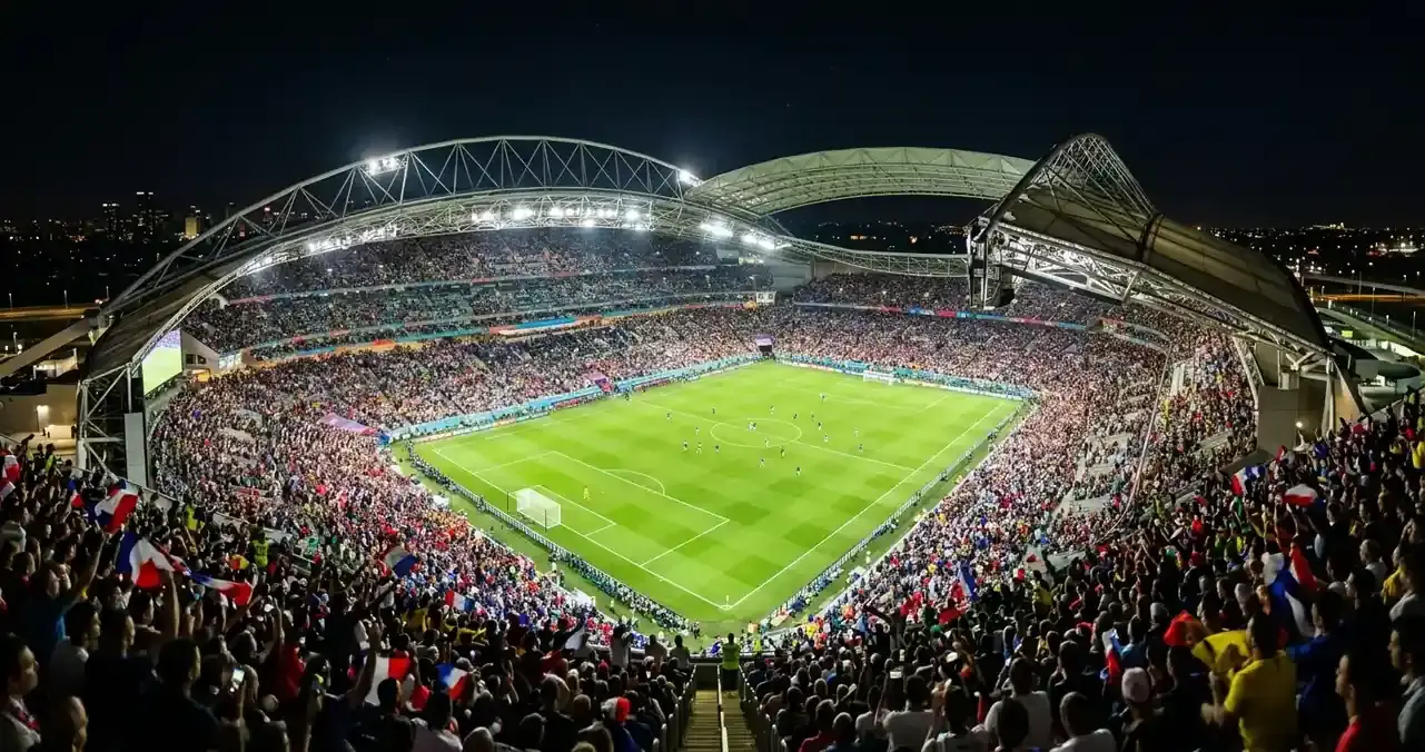 En bred vy av en stor VM-arena under flodbelysning, kvartsfinalsstämning